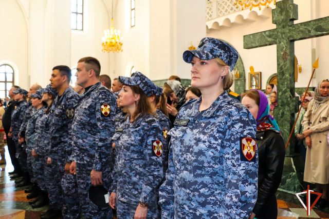 В Йошкар-Оле росгвардейцы приняли участие во Всероссийском молебне о Победе