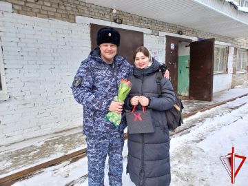 Росгвардейцы в Томской области поздравляют с Международным женским днем родных и близких погибших правоохранителей