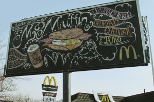 Рекламу McDonald's рисуют каждый день