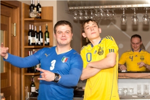 Гранды украинского футбола пришли в ресторан «People» поболеть за любимую команду