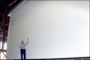 Гигантские моторизированные экраны MW MaxxScreen