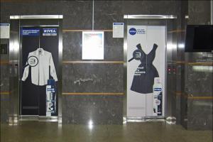 Черно-белая реклама Nivea снова на лифтах в бизнес-центрах