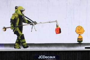 Художники-"брэндалисты" закрасили рекламные билборды в Великобритании