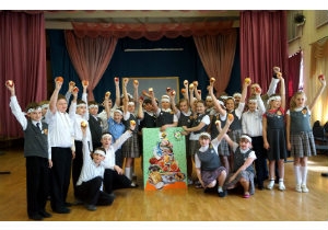 В «Путешествие к здоровью» отправились ученики московской школы, победившей в конкурсе Института отраслевого питания на самый большой фруктовый хруст