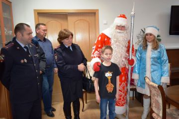 Женсовет УВД Зеленограда вместе с Полицейским Дедом Морозом поздравили юных зеленоградцев с Новым Годом