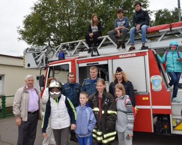 Женский совет УВД Зеленограда в честь Дня Знаний организовал для детей экскурсию в пожарную часть