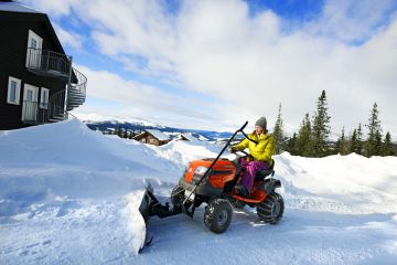 Зимние работы с райдерами и тракторами Husqvarna