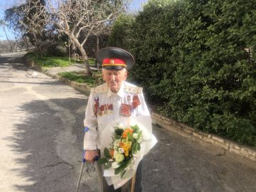 Сотрудники Отеля Yalta Intourist поздравили ветерана Великой Отечественной войны Анатолия Михайловича Сотникова с 96-м Днем рождения