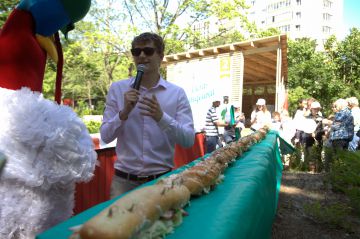 В День индейки в Москве приготовили 200-килограммовый сэндвич с ростовской индейкой