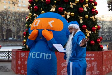 В честь дня рождения TECNO Mobile Дед Мороз дарил смартфоны в центре Москвы