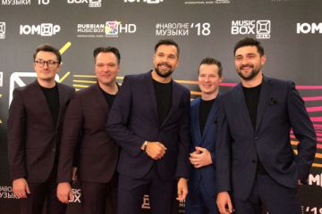 Группа ViVA на красной дорожке Реальной Премии MusicBox 2018