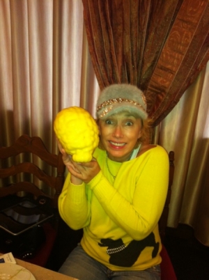 Елене воробей подарили гигантский лимон