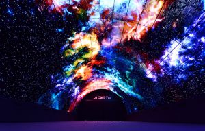Крупнейший в мире OLED-тоннель встречает посетителей IFA, демонстрируя все 450 миллионов кристальных пикселей