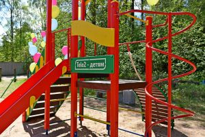 Tele2 установила детские площадки в Ленинградской области