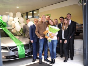 «Автопрага» и «Фольксваген Банк РУС» поздравили своего 100 000 клиента с покупкой автомобиля