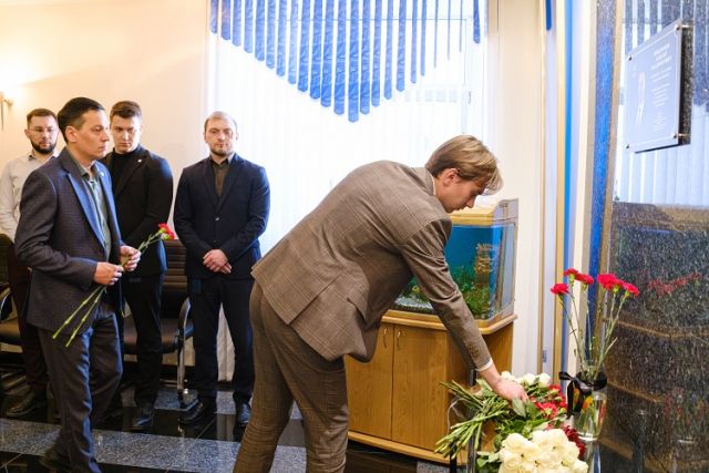 В память о доблести: прикамские нефтепроводчики установили мемориальную доску герою СВО