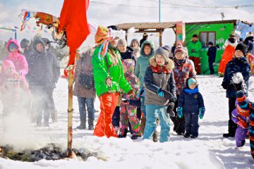 Более двухсот пятидесяти любителей загородной жизни проводили зиму на празднике «Масленица» в Истринской долине