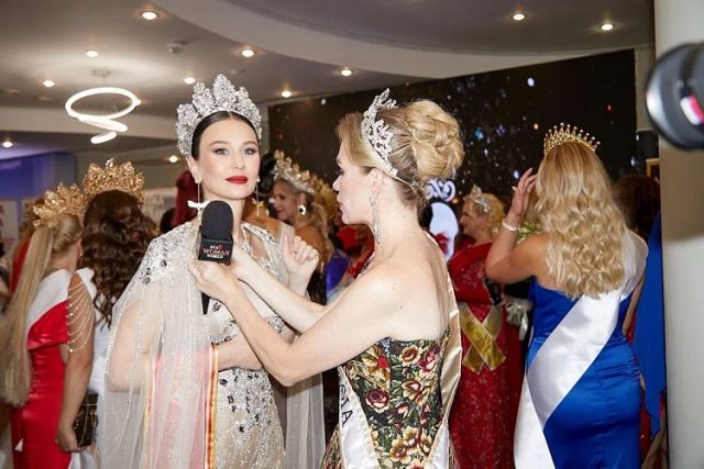 Нина Банная передала корону 