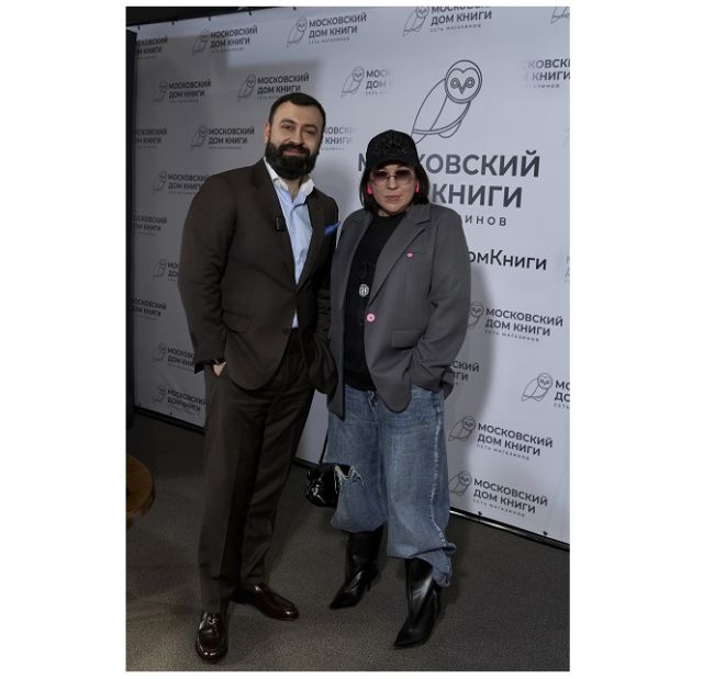 Александр Аронов представил книгу «Антирейдер» о защите бизнеса от кибератак в МДК на Арбате