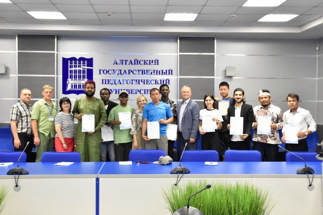 Иностранным студентам подготовительного отделения АлтГПУ вручили документы об окончании обучения