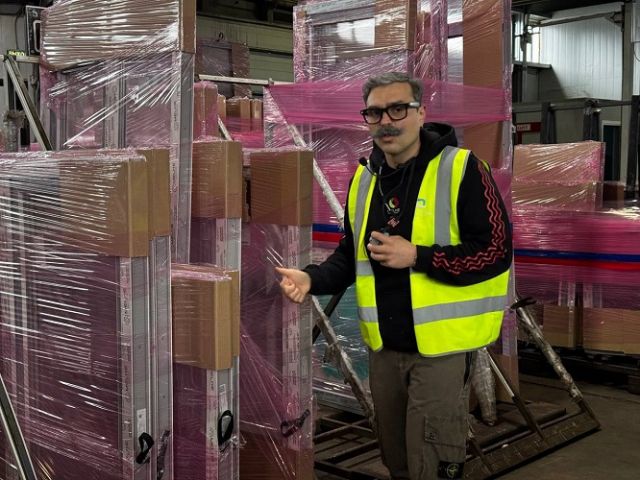 Белый цвет уходит из окон: архитекторы делают ставку на визуальную гармонию фасадов
