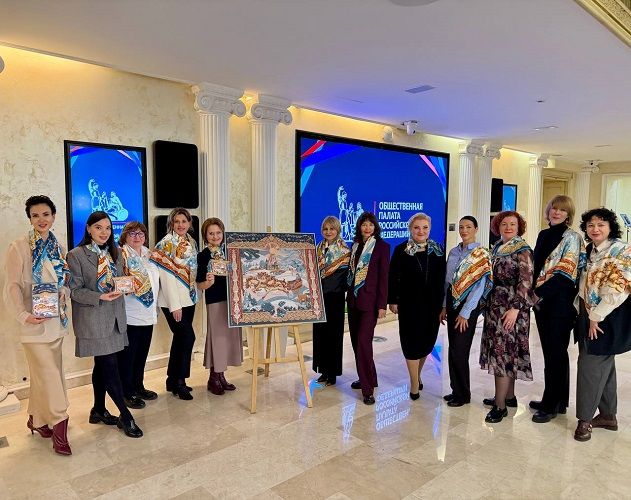 Презентация платка «Русская зима» от дизайнера Нины Ручкиной и поэта Анны Ревякиной