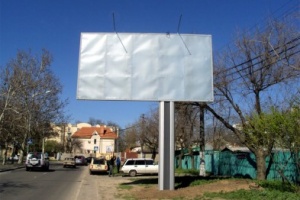 Владельцы незаконной рекламы в Евпатории не спешат сносить конструкции добровольно