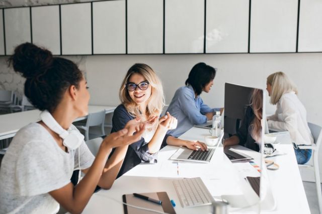 Большинство россиян не хотят дружить с начальниками даже ради роста зарплаты