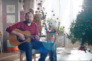 В новом рекламном ролике «Лето Банка» взрослые прочитают стихи Деду Морозу