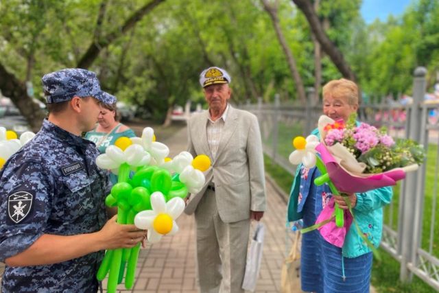 Акцию «Ромашки на счастье» провели томские росгвардейцы в День, любви, семьи и верности