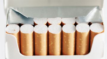 Ритейлеры и регуляторы выступили против «обезличенных» пачек сигарет