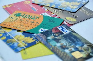 Для получения дебетовой карты MasterCard или VISA одного из банков Казахстана можно подать заявку в компанию Trade Card