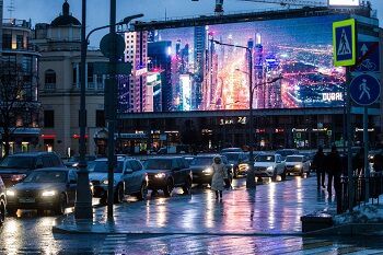 В столице РФ разместили уже больше 300 цифровых рекламных щитов
