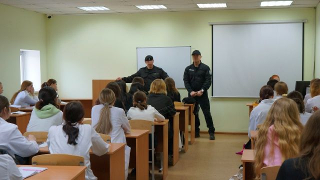 Сотрудники ОМОН «Воин» рассказали челябинским студентам как вести себя в экстренных ситуациях