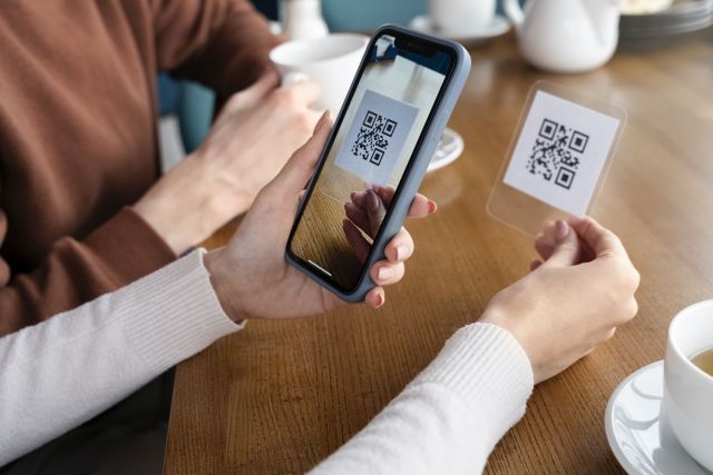 Инициативу ЦБ и НСПК о внедрении универсальных QR-кодов для оплаты поддержали банки