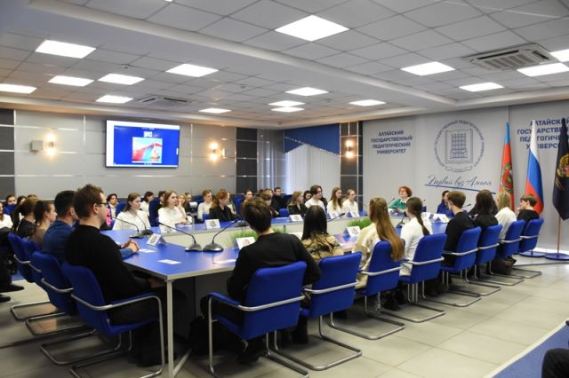 10 лет вместе: Российское общество «Знание» авторской лекцией о Крыме объединило студентов Барнаула и Омска