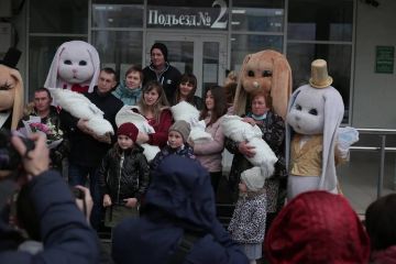 В новую жизнь с комфортом:  в Волгограде торжественно встретили новорожденных четверняшек