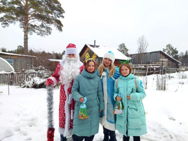 Дед Мороз специального назначения навестил детей погибших правоохранителей в Томской области