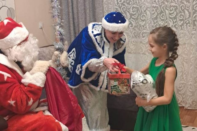 Детей росгвардейцев в Томской области поздравил Дед Мороз специального назначения