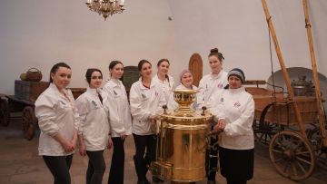 Волонтёры бизнес-центра «Нагатинский» и «Патриаршие добровольцы» совместно выпекают блины в Новоспасском монастыре