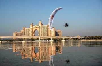 Два самых знаменитых парапланериста в мире показали уникальный перформанс над крупнейшим фонтаном мира отеля Атлантис в Дубае