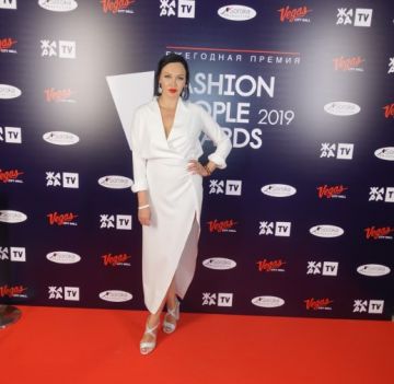 Певица Мира выступила на премии Fashion People Awards