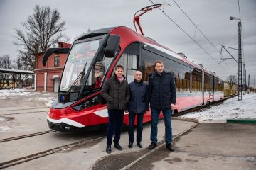 Замглавы Минпромторга России Виктор Евтухов осмотрел первый в России трамвай с алюминиевым кузовом