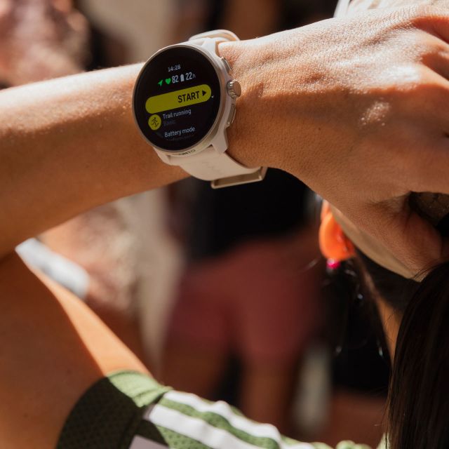 Компания Suunto анонсировала компактные часы Suunto Race S