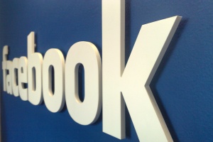 Facebook сократит количество рекламы в новостях