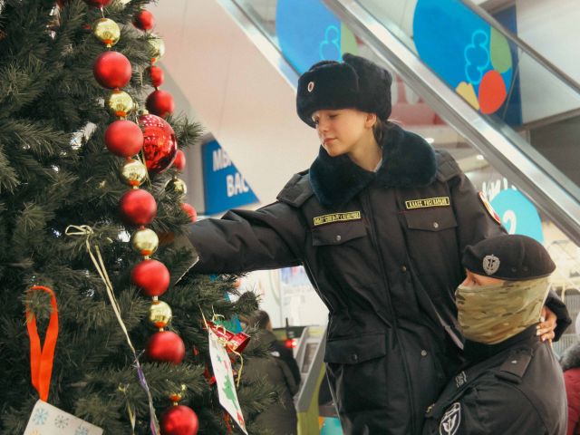 Росгвардейцы исполнили новогодние желания кузбасских детей