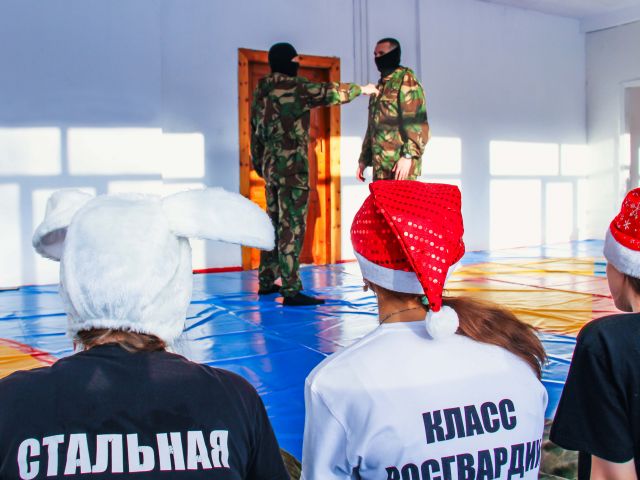 Офицеры СОБР провели тренировку по самообороне для школьников в Кемерове
