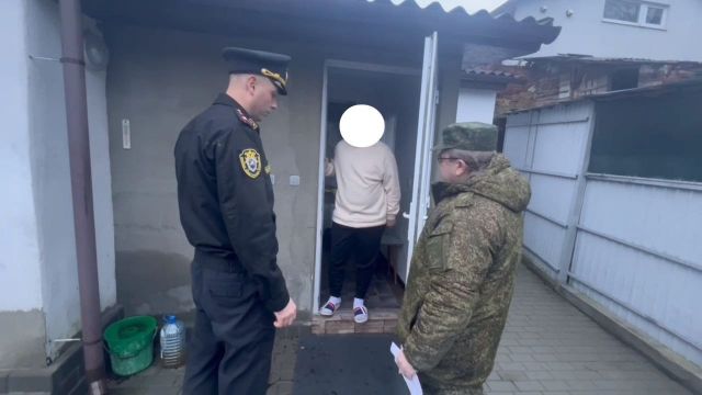 Военные следователи провели рейд в частном секторе Симферополя по выявлению бывших мигрантов, нарушающих законодательство о воинском учете