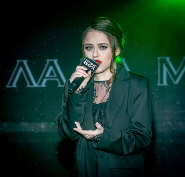 Лада Мишина появилась на Music Box Gold с премьерой клипа “Просыпаюсь”