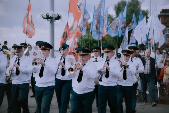Под звуки военного оркестра Росгвардии прошел Всероссийский Парад Семьи в Томске